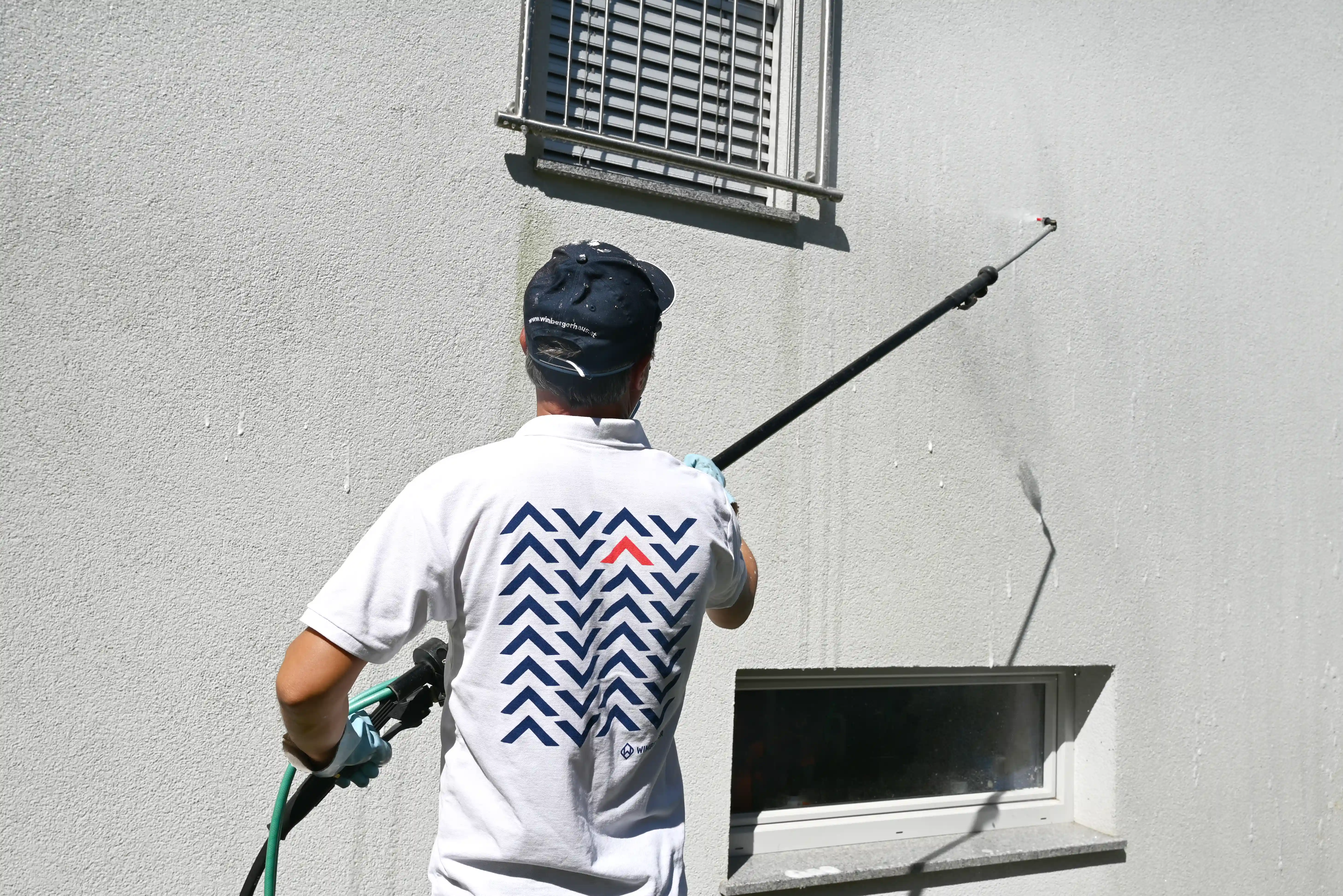 Fassadenreinigung mit WIMBERGER - Sanftes Abspülen